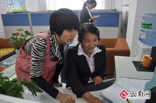 分公司10088貴賓服務專線錄音質(zhì)檢師張麗仙正與同事討論工作